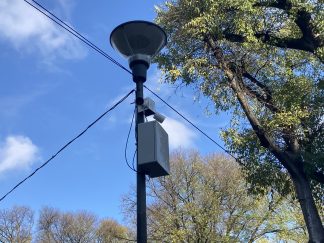 Kamera na banderi za ulično osvetljenje duž Pioniorskog parka