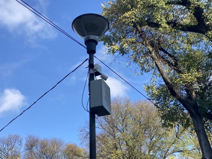 Kamera na banderi za ulično osvetljenje duž Pioniorskog parka