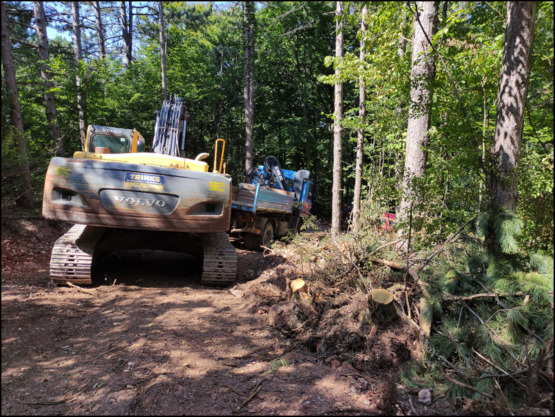 Vidikovac na Kablaru trebalo je da bude završen 2. aprila 2024. godine. Do sada je država u izgradnju vidikovca uložila oko 150 miliona dinara, a nepoznati broj miliona uložio je i Grad Čačak iz svog budžeta.
