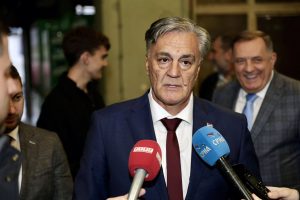 Predsednički kandidat u RS Siniša Karan i Milorad Dodik koji se smeje u pozadini