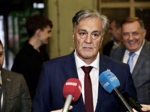 Predsednički kandidat u RS Siniša Karan i Milorad Dodik koji se smeje u pozadini