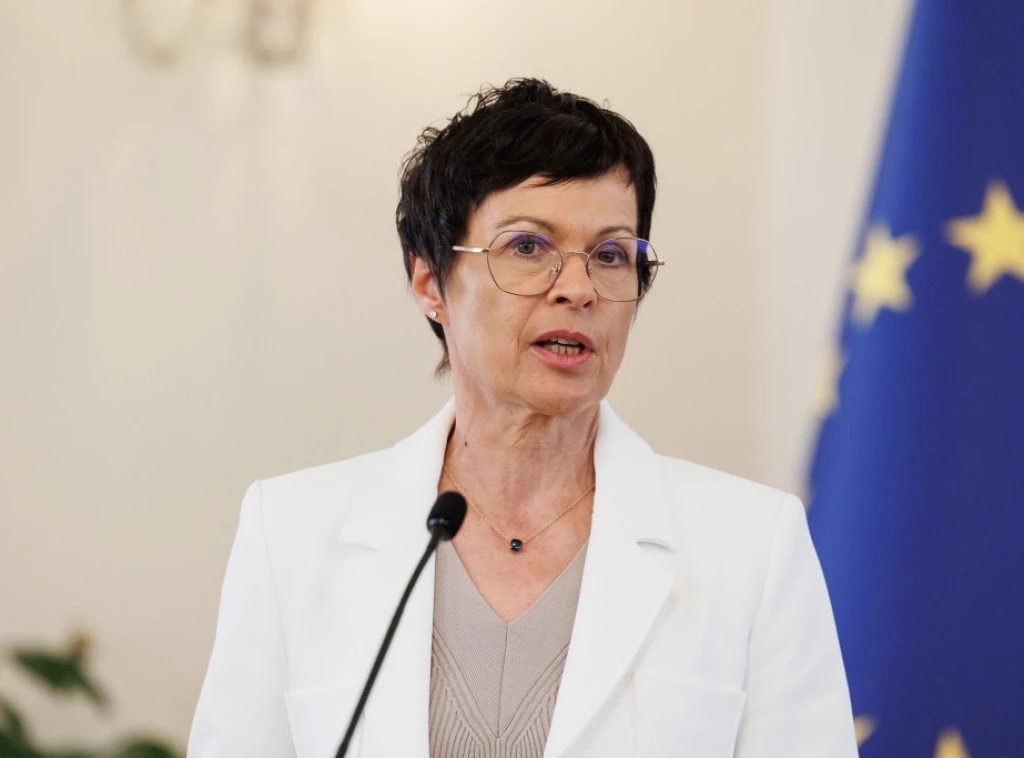 „Krajem juna, vlasti su usvojile represivniji pristup, uključujući brojna hapšenja i izveštaje o prekomernoj upotrebi sile protiv demonstranata. Državni zvaničnici su često predstavljali proteste kao 'obojenu revoluciju’“, navedeno je u Izveštaju EK.