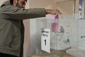 „Usled činjenice da je ozbiljno ugrožena bezbednost naših posmatrača, odlučili smo da obustavimo rad Posmatračke misije Crte u Mionici, odnosno da povučemo posmatrače sa svih biračkih mesta i iz mobilnih timova“, navedeno je u saopštenju Crte.