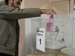 „Usled činjenice da je ozbiljno ugrožena bezbednost naših posmatrača, odlučili smo da obustavimo rad Posmatračke misije Crte u Mionici, odnosno da povučemo posmatrače sa svih biračkih mesta i iz mobilnih timova“, navedeno je u saopštenju Crte.