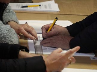 Rezultati lokalnih izbora u Negotinu, Mionici i Sečnju i nasilje koje ih je pratilo na prvi pogled deluju obeshrabrujuće. Nije, međutim, tako. Oni pokazuju da su režimski šavovi počeli da pucaju.