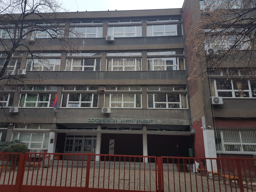 Popodnevna smena OŠ „Drinka Pavlović“ zbog nereda i najavljenih protesta oko oko Skupštine Srbije pohađa nastavu onlajn.