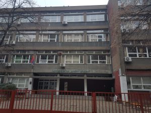 Popodnevna smena OŠ „Drinka Pavlović“ zbog nereda i najavljenih protesta oko oko Skupštine Srbije pohađa nastavu onlajn.