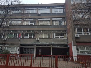 Popodnevna smena OŠ „Drinka Pavlović“ zbog nereda i najavljenih protesta oko oko Skupštine Srbije pohađa nastavu onlajn.