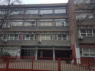 Popodnevna smena OŠ „Drinka Pavlović“ zbog nereda i najavljenih protesta oko oko Skupštine Srbije pohađa nastavu onlajn.