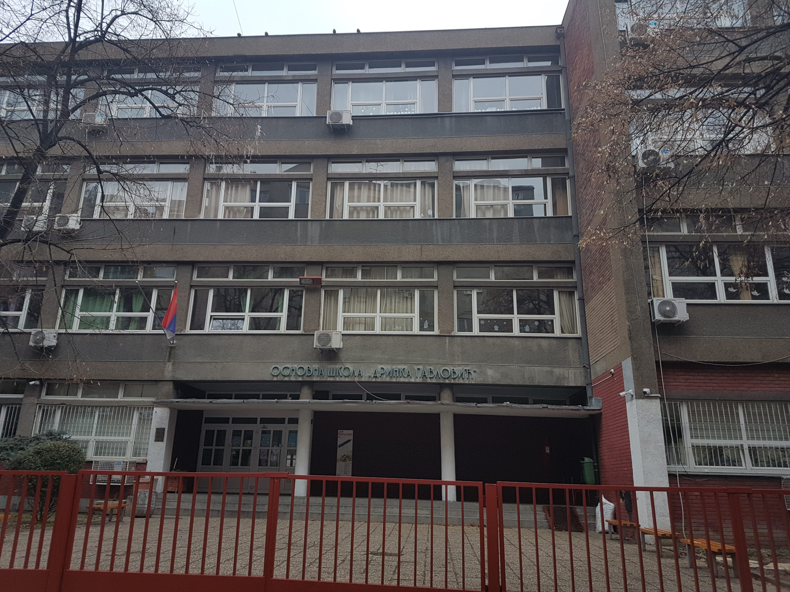 Popodnevna smena OŠ „Drinka Pavlović“ zbog nereda i najavljenih protesta oko oko Skupštine Srbije pohađa nastavu onlajn.