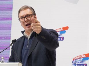 Predsednik Srbije Aleksandar Vučić euforičan, sa ispruženom rukom