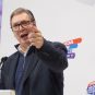 Predsednik Srbije Aleksandar Vučić euforičan, sa ispruženom rukom
