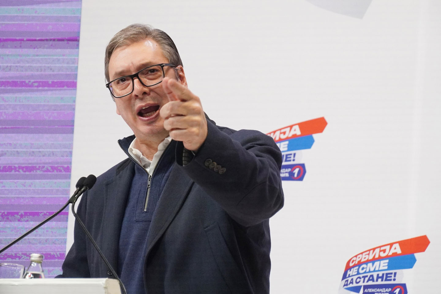Predsednik Srbije Aleksandar Vučić euforičan, sa ispruženom rukom