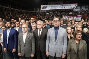 Vrh Srpske napredne stranke sa Aleksandrom Vučićem u sportskoj hali
