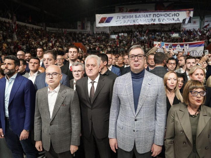 Vrh Srpske napredne stranke sa Aleksandrom Vučićem u sportskoj hali