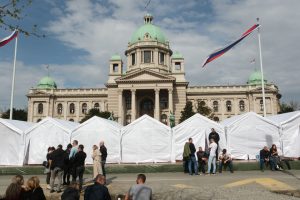 Sumnja se da je D. P. (27) na platou ispred Narodne skupštine tridesetsedmogodišnjem muškarcu (37) koji je „učesnik prijavljenog skupa“ u Ćacilendu, nožem naneo povredu u predelu natkolenice