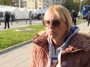 Peti dan štrajka glađu majke poginulog mladića pod nadstrešnicom u Novom Sadu