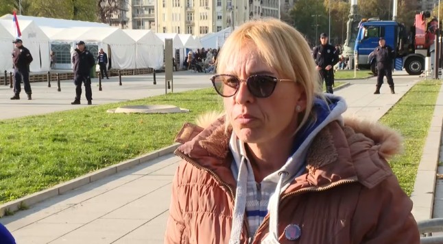 Peti dan štrajka glađu majke poginulog mladića pod nadstrešnicom u Novom Sadu