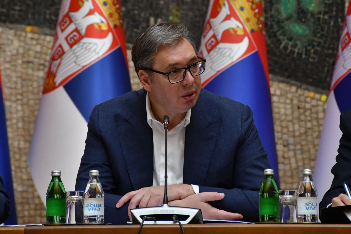 Predsednik Srbije Aleksandar Vučić izjavio je da odluka o NIS mora biti doneta u narednih sedam dana, ponavljajući da „ne želi da otima imovinu bilo kome“.