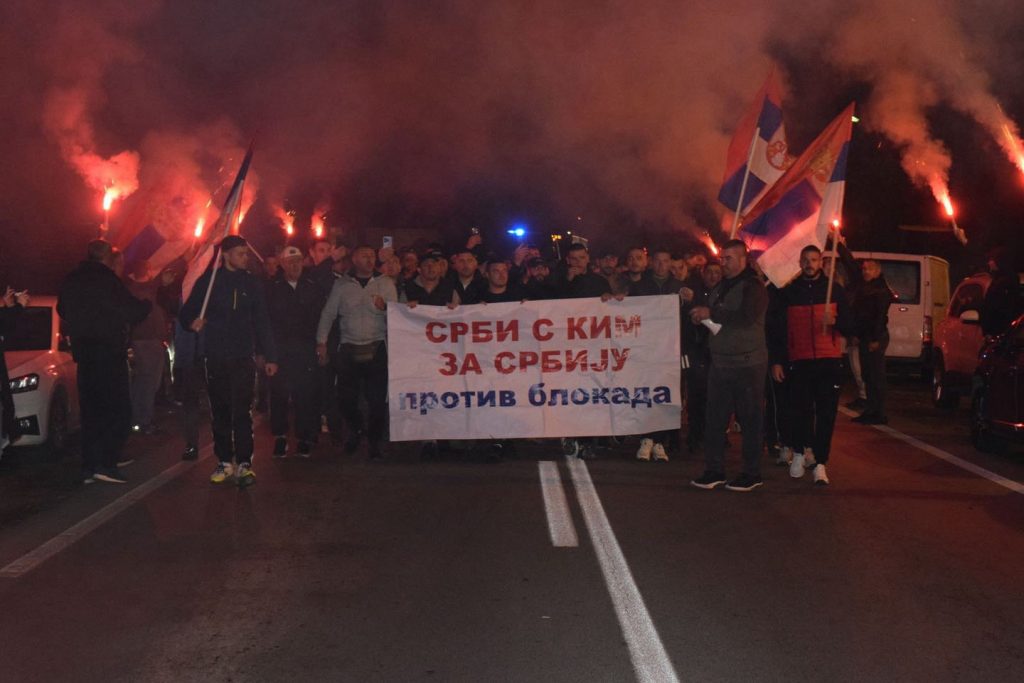 Srbi sa KiM pešače protiv blokada u znak podrške Aleksandru Vučiću
