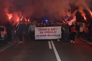Srbi sa KiM pešače protiv blokada u znak podrške Aleksandru Vučiću