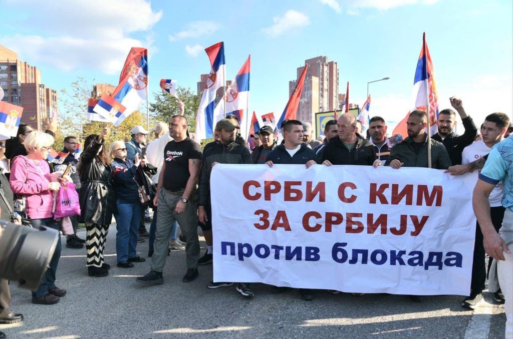 Grupa Srba sa KiM pešači u znak podrške Aleksandru Vučiću