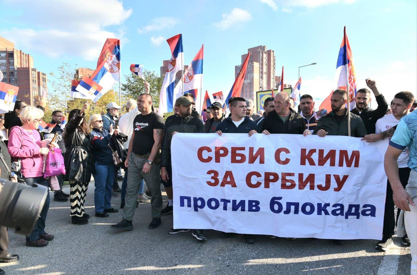 Grupa Srba sa KiM pešači u znak podrške Aleksandru Vučiću