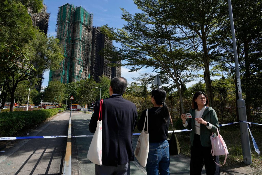 Očekuje se da će poslednja pretraga zgrada koje su planule u jednom od najsmrtonosnijih požara u Hongkongu biti završena kasnije u petak.