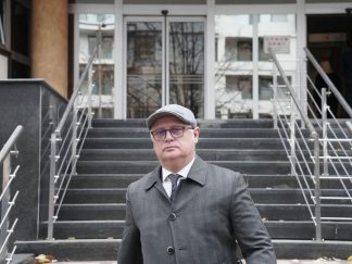 Bivši ministar građevinarstva Goran vesić sa kačketom pred Tužilašzvom za organizovani kriminal