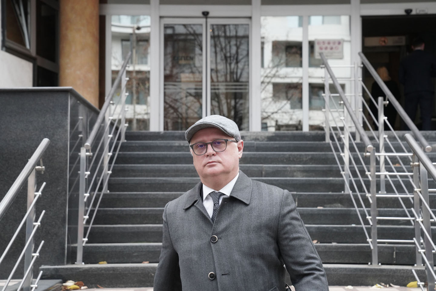 Bivši ministar građevinarstva Goran vesić sa kačketom pred Tužilašzvom za organizovani kriminal