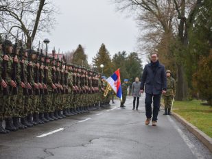 Predsednik Srbije Aleksandar Vučić vrši smotru jedinice Vojske Srbije