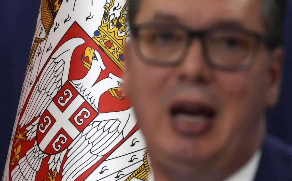 Zamagljeni portret Aleksandra Vučića pred grbom Srbije