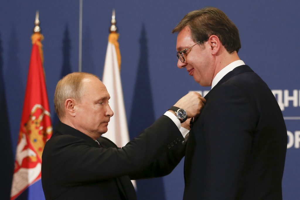 Vladimir Putin kači orden Aleksandru Vučiću