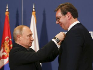 Vladimir Putin kači orden Aleksandru Vučiću