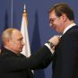 Vladimir Putin kači orden Aleksandru Vučiću