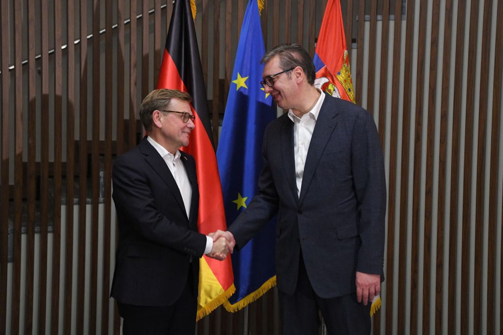 Pored novinskih optužbi za navodnu nacističku prošlost pojedinih nemačkih zvaničnika, kulminacija antinemačke kampanje je usledila nedavno tokom posete nemačkih parlamentaraca Skupštini Srbije.