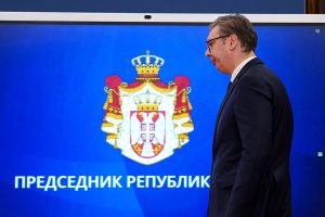 Predsednik Srbije Aleksandar Vučić slikan iz profila pred grbom Republike Srbije