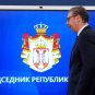 Predsednik Srbije Aleksandar Vučić slikan iz profila pred grbom Republike Srbije