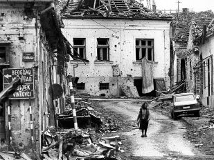 Starica na ulici potpuno razrušenog Vukovara