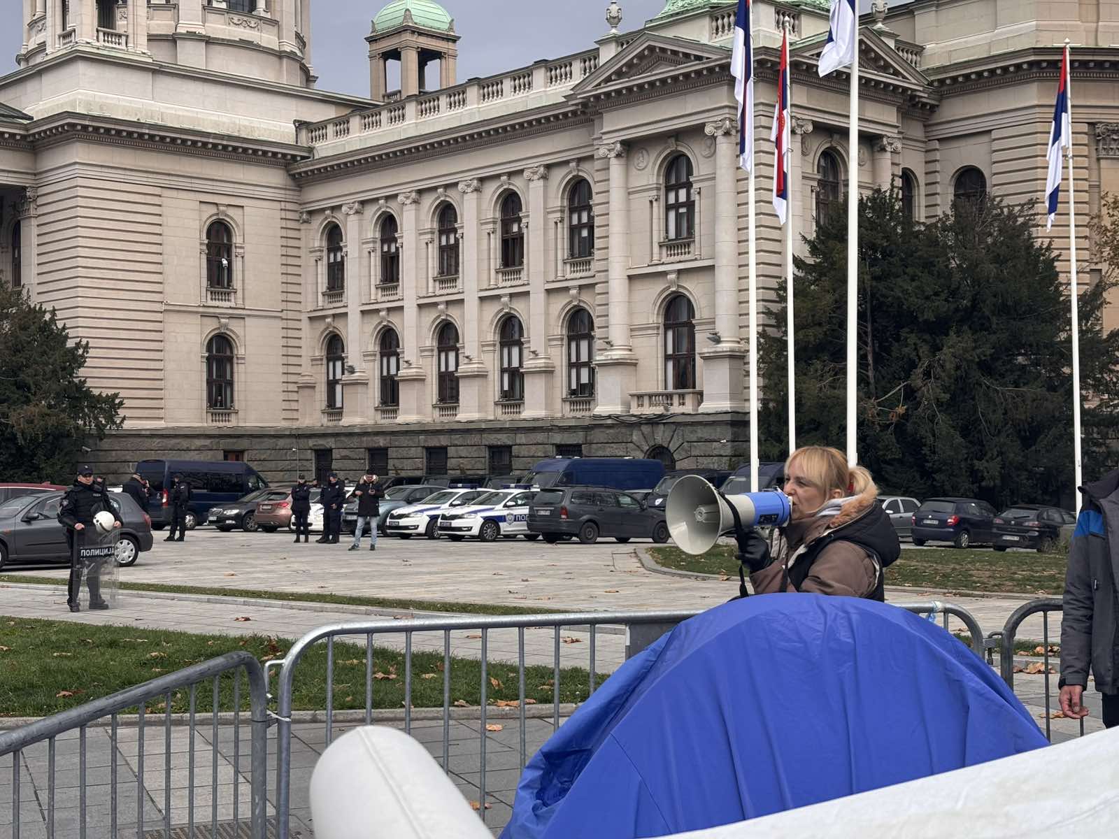 Učenici beogradskih srednjih škola u velikom broju dolaze ispred Skupštine Srbije kako bi pružili podršku Dijani Hrki.