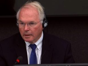 Penzionisani američki diplomata Kristofer Hil je na suđenju Hašimu Tačiju u Hagu rekao da on nije bio komandant Oslobodilačke vojske Kosova.