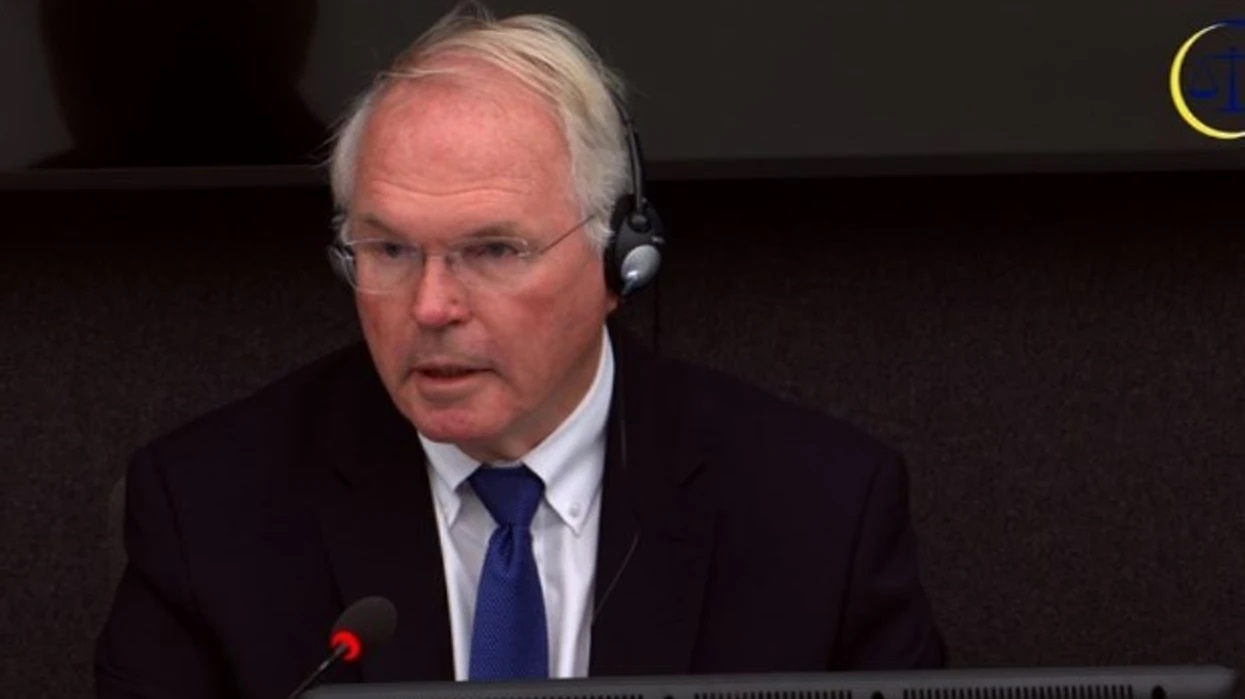 Penzionisani američki diplomata Kristofer Hil je na suđenju Hašimu Tačiju u Hagu rekao da on nije bio komandant Oslobodilačke vojske Kosova.