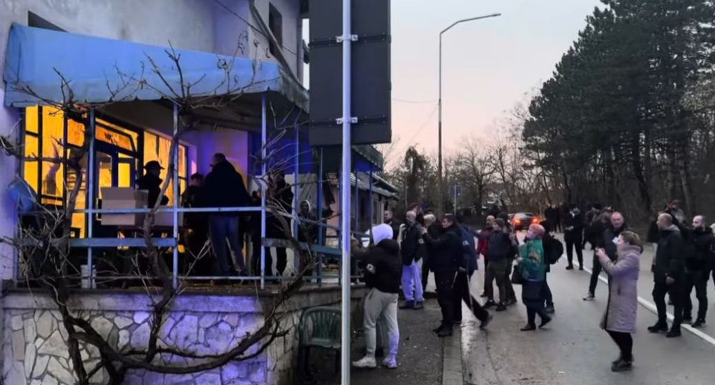 Izvori „Vremena“ navode da su „Ćaciji i batinaši“ koji su pristigli danas „piju od 7 ujutro“.