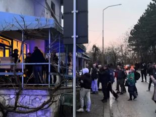 Izvori „Vremena“ navode da su „Ćaciji i batinaši“ koji su pristigli danas „piju od 7 ujutro“.