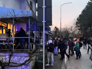 Izvori „Vremena“ navode da su „Ćaciji i batinaši“ koji su pristigli danas „piju od 7 ujutro“.