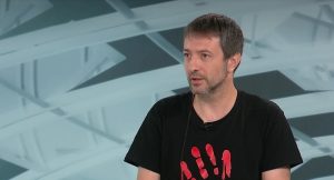 Čitava priča sa šatorima i sada i sa muzikom ispred Skupštine Srbije podseća na burlesknu verziju onog predsednikovog "Pa šta?".