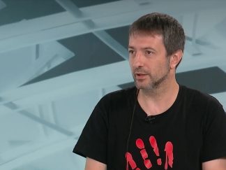 Čitava priča sa šatorima i sada i sa muzikom ispred Skupštine Srbije podseća na burlesknu verziju onog predsednikovog