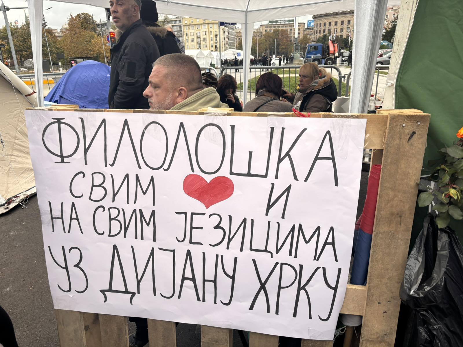 Učenici beogradskih srednjih škola u velikom broju dolaze ispred Skupštine Srbije kako bi pružili podršku Dijani Hrki.