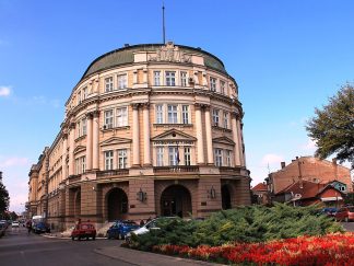 Zaposleni na Filozofskom fakultetu Univerziteta u Nišu pozivaju akademsku javnost svih visokoškolskih ustanova da svojim potpisom podrže peticiju za ukidanje odluke o osnivanju Fakulteta srpskih studija.