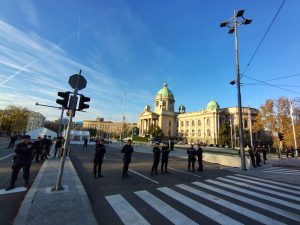 Policija je sa kolovoza kod Skupštine Srbije potisnula građane koji su došli da pruže podršku Dijani Hrki i uhapsila auto-prevoznika Milomira Jaćimovića.